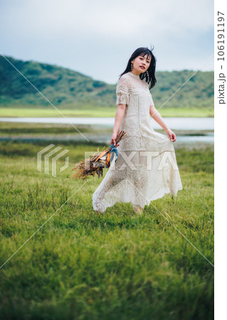 自然の中ブーケを持っている女性 自然の中ブーケを持っている女性 106191197