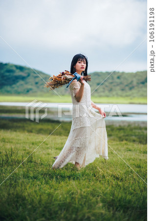 自然の中ブーケを持っている女性 106191198