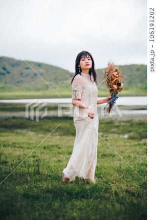 自然の中ブーケを持っている女性 106191202