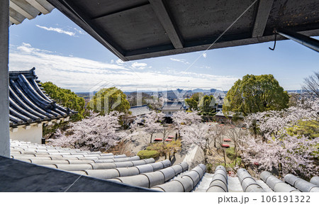 国宝犬山城の天守閣内部から見る外の景色 国宝犬山城の天守閣内部から見る外の景色 106191322