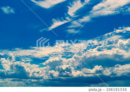 湧き立つ積乱雲と高層の巻雲 夏から秋の空へ　c-3 暖色加味 106191330