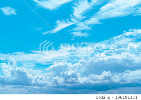 湧き立つ積乱雲と高層の巻雲 夏から秋の空へ c-4 ライトトーン 湧き立つ積乱雲と高層の巻雲 夏から秋の空へ c-4 ライトトーン 106191331