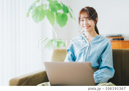 ソファでパソコンを使う女性 106191367