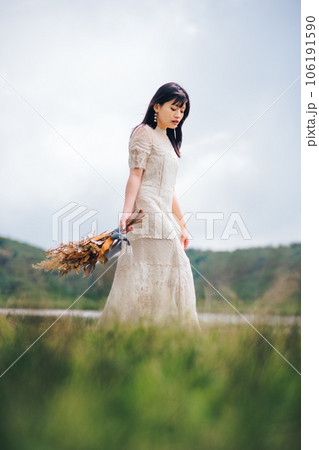 自然の中ブーケを持っている女性 自然の中ブーケを持っている女性 106191590