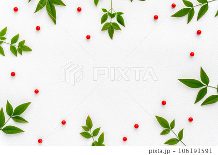 南天の葉と万両の実の背景｜正月・和風クリスマス 106191591