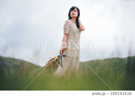 自然の中ブーケを持っている女性 自然の中ブーケを持っている女性 106191616