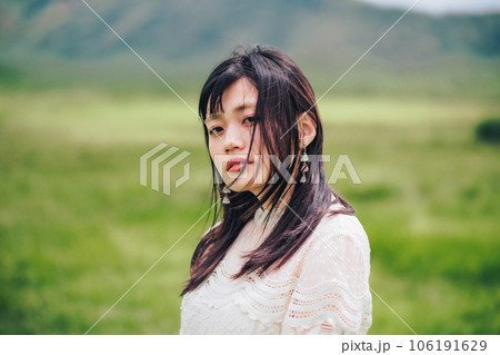 大自然の中に佇む女性 106191629