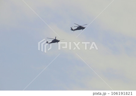 航空自衛隊芦屋基地の救難ヘリコプターUH-60J 106191821