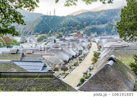 福島県南会津郡 霜が降りた茅葺屋根の建物が並ぶ大内宿を展望台から写す 福島県南会津郡 霜が降りた茅葺屋根の建物が並ぶ大内宿を展望台から写す 106191885