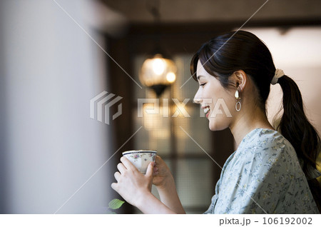 カフェで紅茶を飲む女性の横顔 106192002