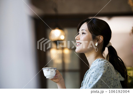 カフェで紅茶を飲む女性の横顔 106192004