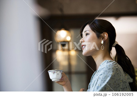カフェで紅茶を飲む女性の横顔 106192005
