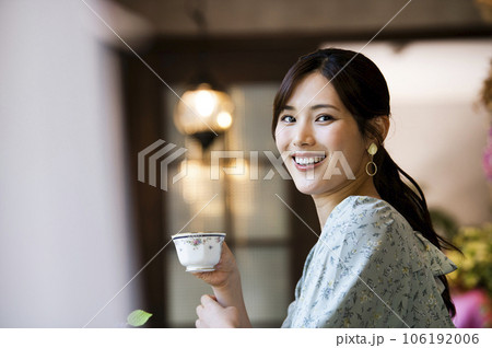 カフェで紅茶を飲む女性 106192006