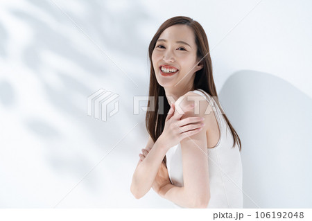 女性　美容　木漏れ日 106192048