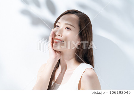 女性 美容 木漏れ日 女性 美容 木漏れ日 106192049