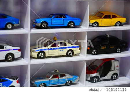 おもちゃのクルマの展示（タクシー） 106192151