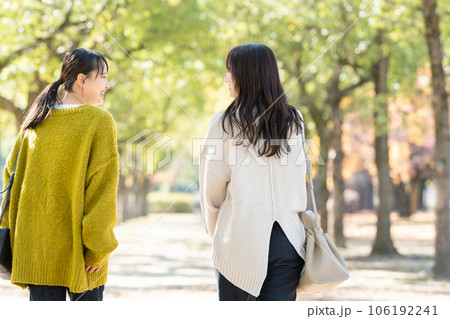 公園で散歩する女性 公園で散歩する女性 106192241