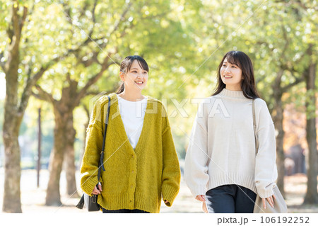 笑顔で寄り添う女性2人 笑顔で寄り添う女性2人 106192252