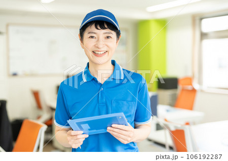 荷物を届ける宅配便の女性ドライバー 106192287