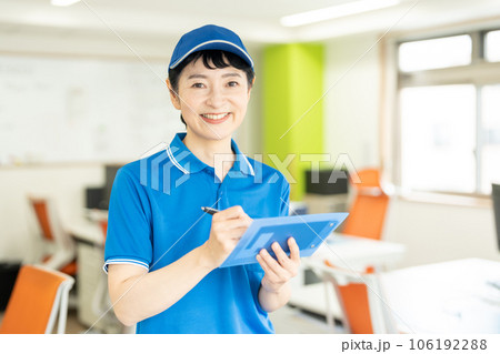 荷物を届ける宅配便の女性ドライバー 荷物を届ける宅配便の女性ドライバー 106192288