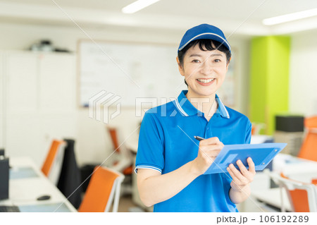 荷物を届ける宅配便の女性ドライバー 106192289