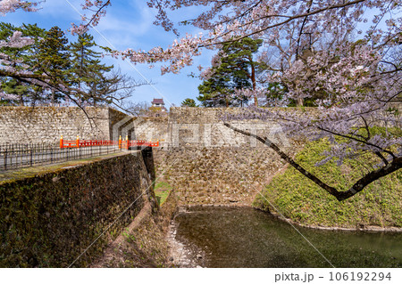 福島県会津若松市　天守閣を眺める桜咲く春の会津若松城のお堀と廊下橋 106192294