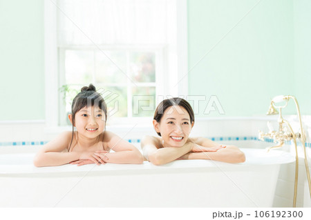 お風呂に入る家族 106192300