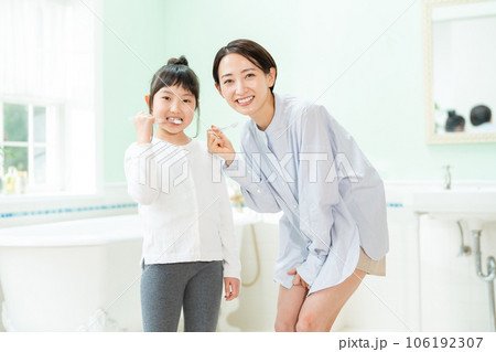 歯みがきをする親子 歯みがきをする親子 106192307