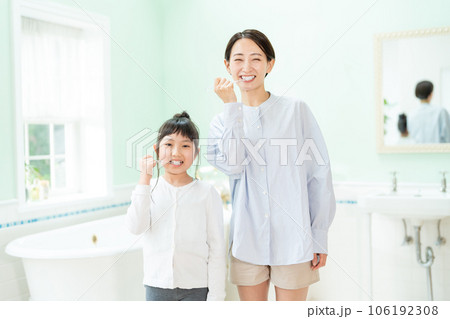 歯みがきをする親子 歯みがきをする親子 106192308