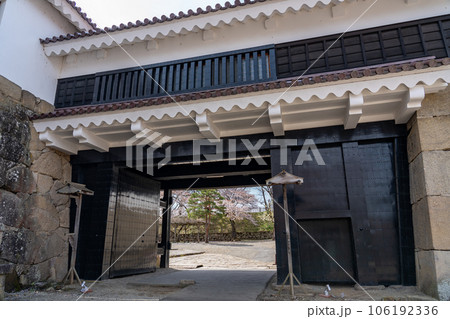 福島県会津若松市　桜咲く春の会津若松城の表門である鉄門 106192336