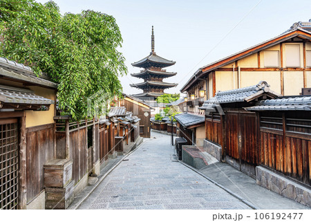 京都府京都市　人気の観光スポット　産寧坂（三年坂）から見る八坂の塔 106192477