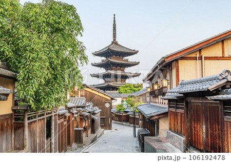 京都府京都市　人気の観光スポット　産寧坂（三年坂）から見る八坂の塔 106192478