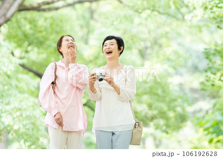 ミドル女性 旅行 カメラ ミドル女性 旅行 カメラ 106192628