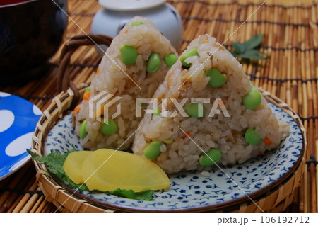 籠に盛られた炊き込みご飯の枝豆おにぎり 籠に盛られた炊き込みご飯の枝豆おにぎり 106192712