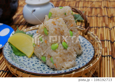 籠に盛られた炊き込みご飯の枝豆おにぎり 106192713
