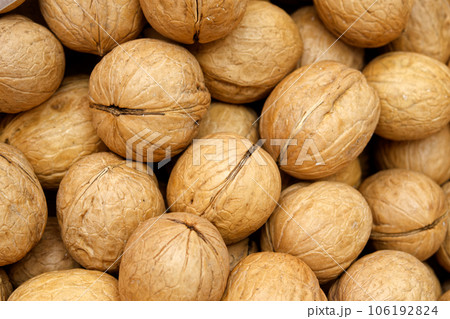 a lot of delicious pile of walnuts closeup       106192824