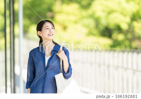 通勤する女性 通勤する女性 106192881