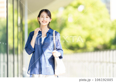 ビジネスウーマン 若い女性 ビジネス ビジネスウーマン 若い女性 ビジネス 106192885