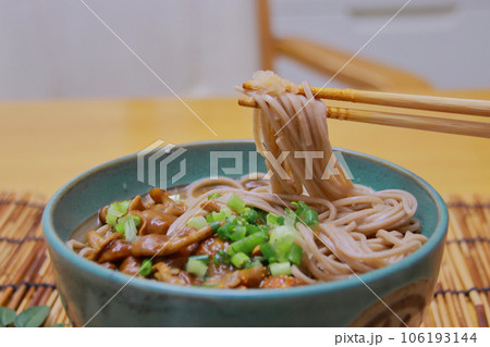 なめこおろし蕎麦　箸持ち上げ 106193144