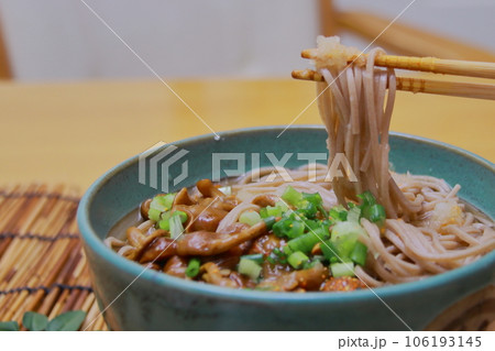なめこおろし蕎麦 箸持ち上げ なめこおろし蕎麦 箸持ち上げ 106193145