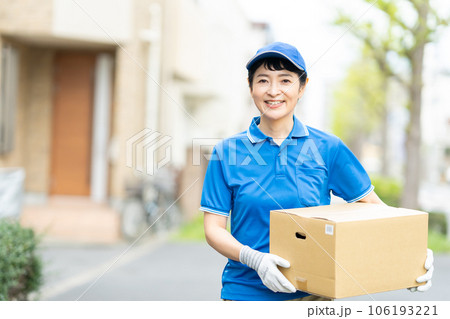 荷物を運ぶ笑顔のミドル女性 荷物を運ぶ笑顔のミドル女性 106193221