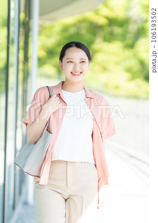 笑顔で歩く若いビジネスウーマン 笑顔で歩く若いビジネスウーマン 106193502