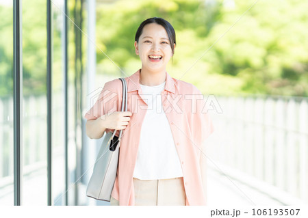 笑顔で歩く若いビジネスウーマン 106193507