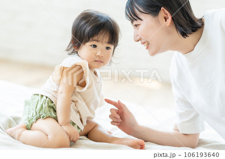 赤ちゃん　子育て　若いママ 106193640
