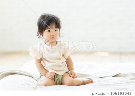 お座りする赤ちゃん 106193642