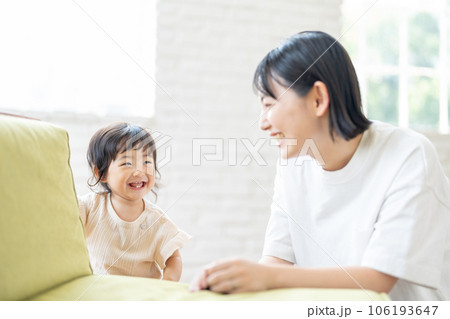 赤ちゃん　子育て　若いママ 106193647