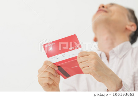 通帳を見て悩む男性 通帳を見て悩む男性 106193662
