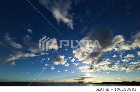 港の夕景・超広角・空主体・230810pm 106193983