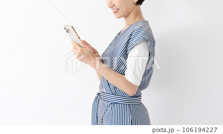 スマートフォンを持つ女性　横向き 106194227