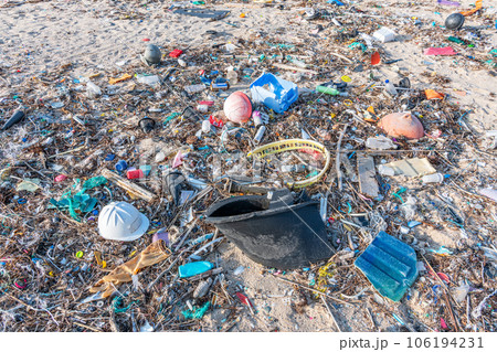 打ち寄せる海洋ゴミ 細かく砕かれマイクロプラスチック化するプラスチック(環境汚染イメージ) 打ち寄せる海洋ゴミ 細かく砕かれマイクロプラスチック化するプラスチック(環境汚染イメージ) 106194231